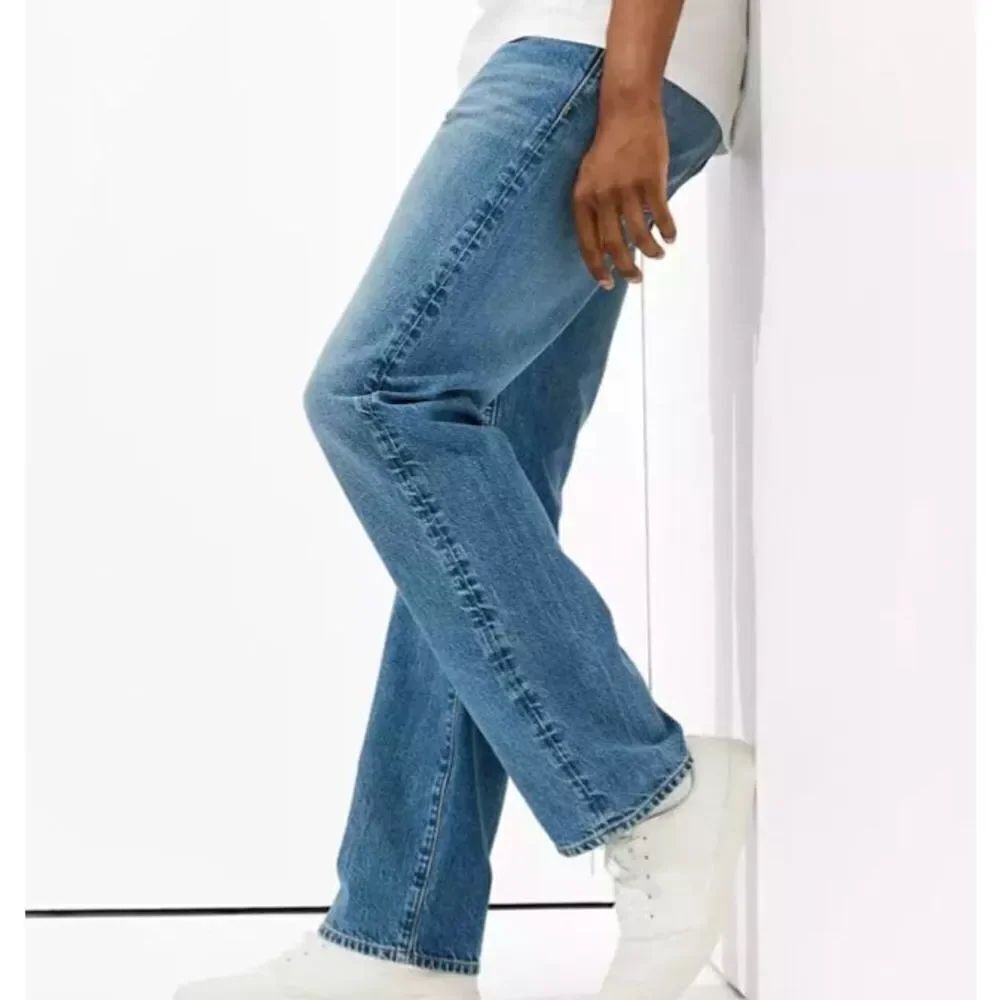 American Eagle Relaxed Straight 38x32 distressed medium wash jeans